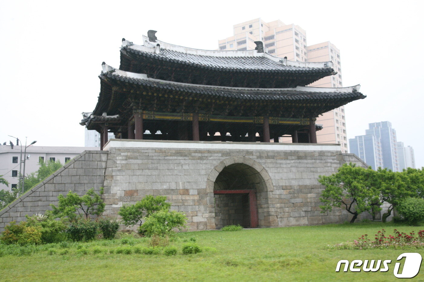 본문 이미지 - 고구려시기 평양성 중성의 성문으로 처음 건설한 보통문. 현재의 모습은 15세기에 중건한 것이다. (미디어한국학 제공) 2020.10.31.ⓒ 뉴스1