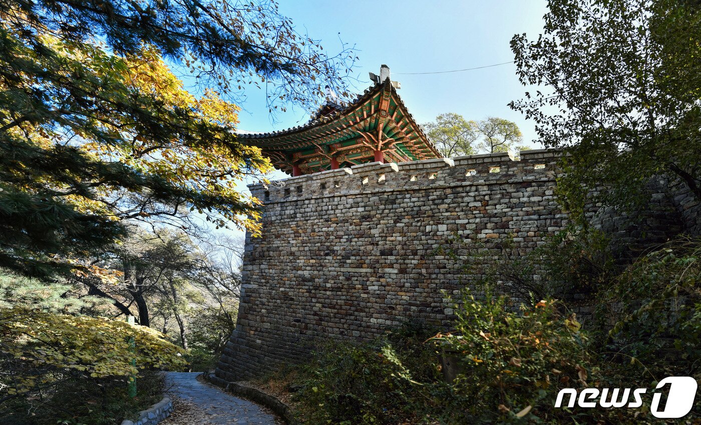 본문 이미지 - 고구려 평양성 내성 북장대터에 세워진 조선시대의 누각인 을밀대 전경. (미디어한국학 제공) 2020.10.31.ⓒ 뉴스1