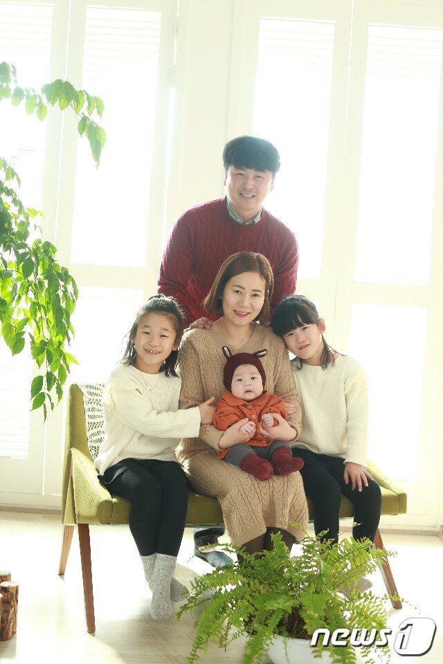 본문 이미지 - 전북 완주군에 거주하는 임철권, 김단비씨 부부가 쌍둥이인 한은, 지은양과 가족사진을 찍고 있다.&#40;완주군제공&#41;2020.10.31/뉴스1