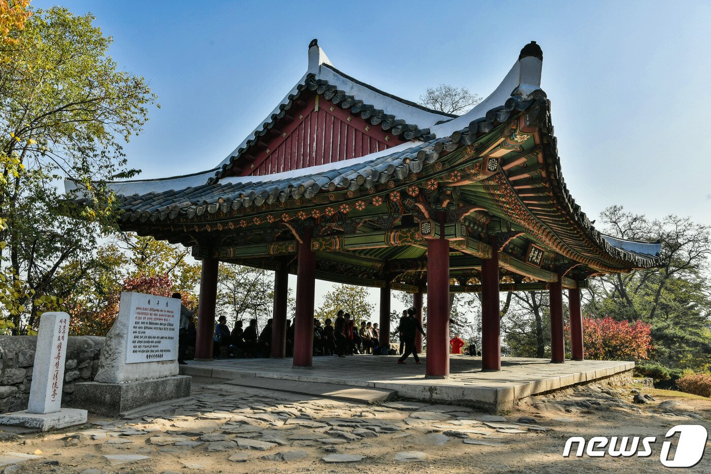 본문 이미지 - 평양성 정해문의 문루를 옮겨온 청류정 전경. (미디어한국학 제공) 2020.10.31.ⓒ 뉴스1