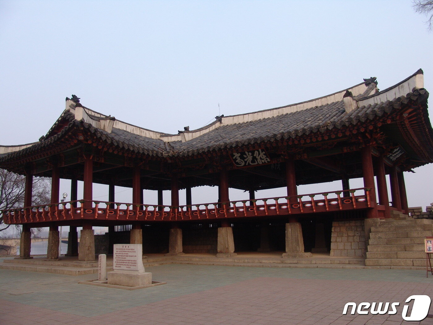 본문 이미지 - 평양성 건설 때 처음 지어졌고, 17세기에 개건된 연광정 전경. (미디어한국학 제공) 2020.10.31.ⓒ 뉴스1