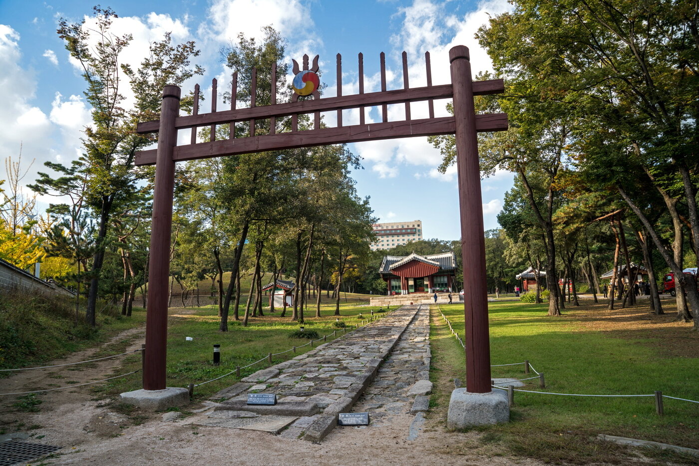 본문 이미지 - 정릉(중종 능) 홍살문 뒤로 정자각이 보인다. 정자각 왼쪽에 정릉 능침이 있다.