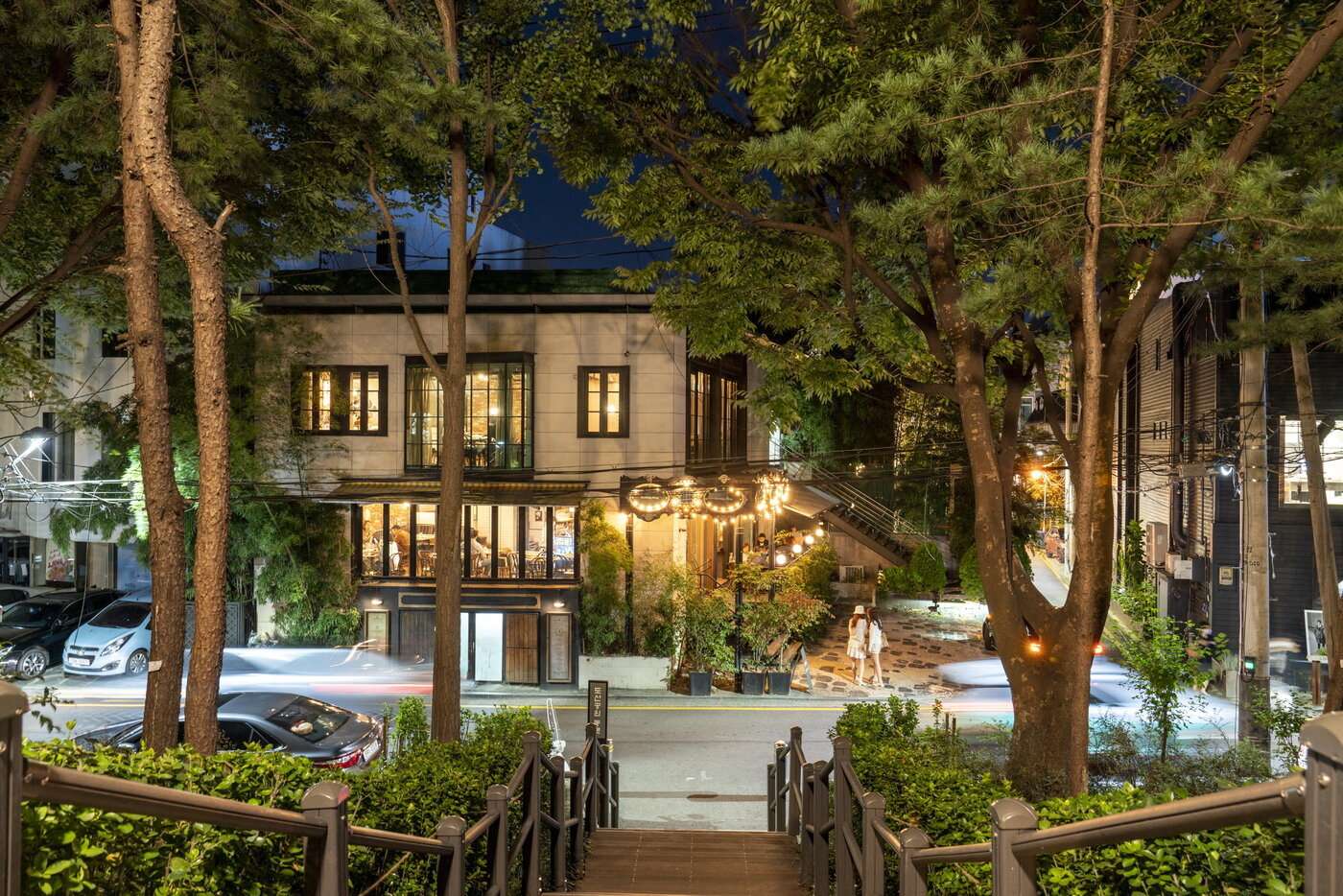 본문 이미지 - 동문 주변에 식당과 카페들이 모여 있다