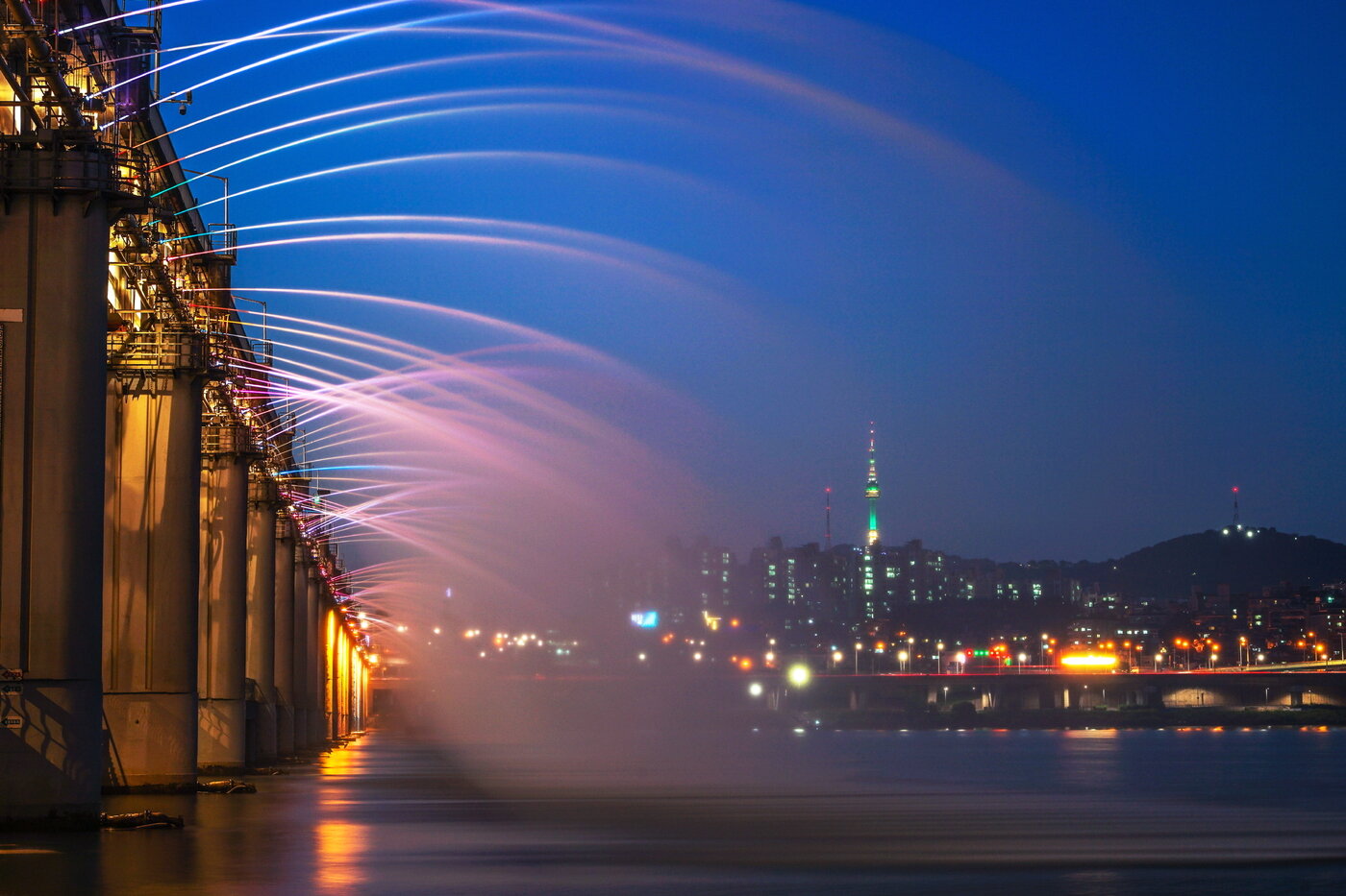 본문 이미지 - 세계에서 가장 긴 교량 분수로 기네스북에 등재된 반포대교 달빛무지개분수