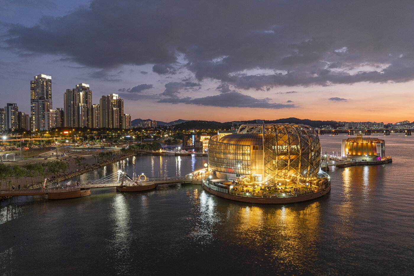 본문 이미지 - 반포한강공원_반포대교 위에서 촬영한 세빛섬과 도심 전망. 일몰 감상하기 좋은 포인트다