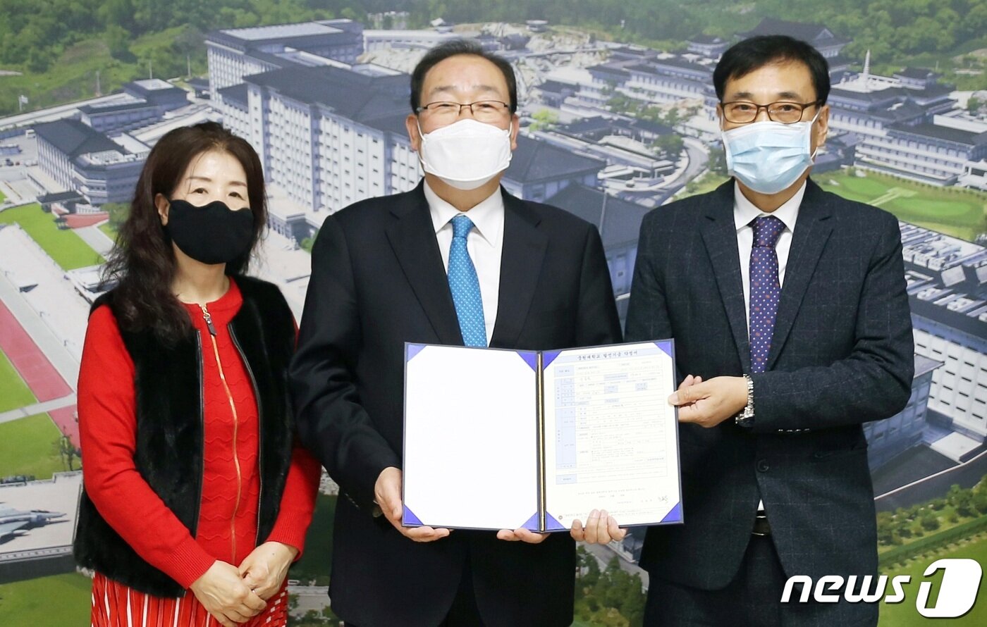 본문 이미지 - 조동욱 충북도립대학 교수가 30일 중원대에 300만원의 발전기금을 기탁했다.(중원대 제공)ⓒ 뉴스1
