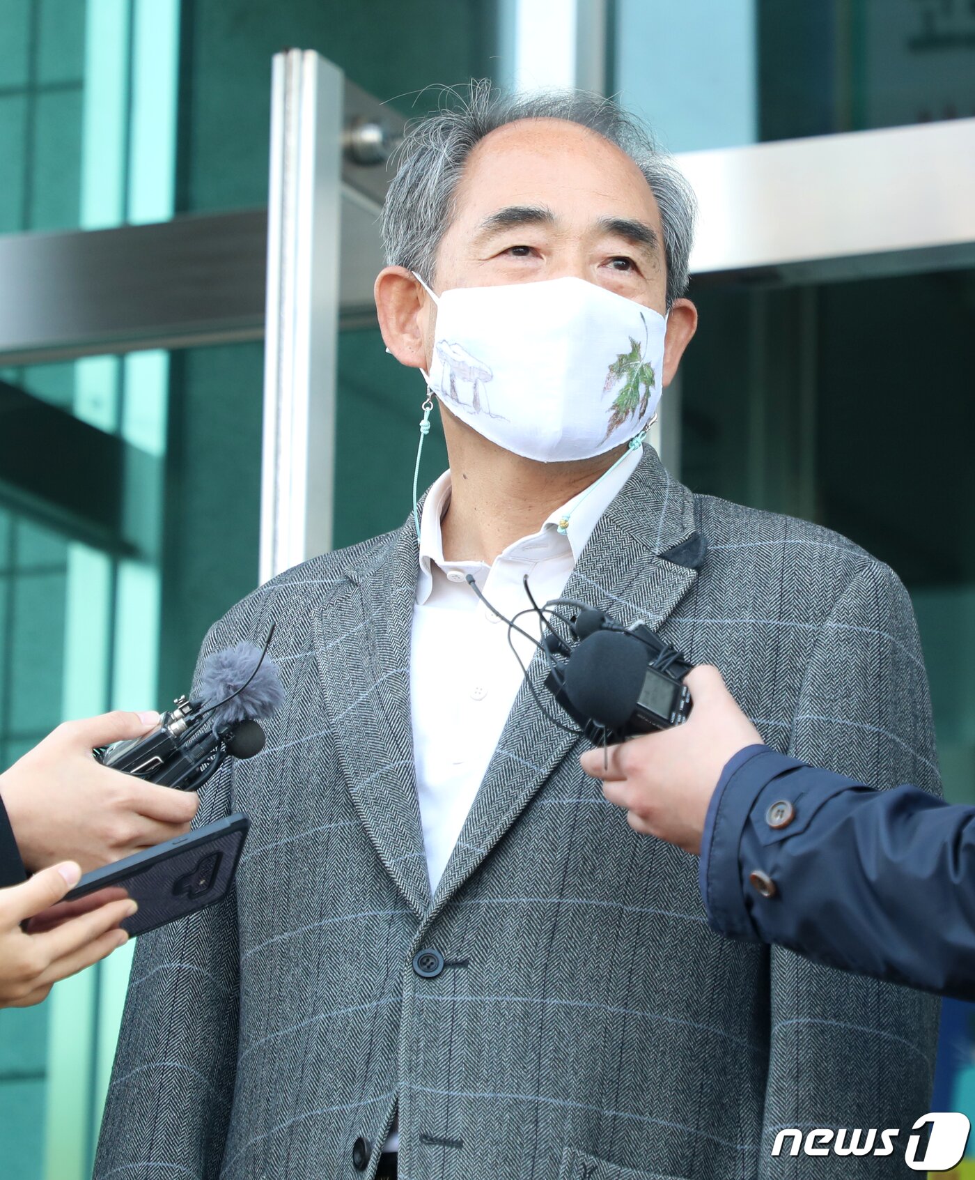 본문 이미지 - 공직선거법 위반 혐의로 기소된 윤준병 더불어민주당 국회의원이 30일 전북 정읍시 전주지방법원 정읍지원에서 열린 선고 공판을 마친 뒤 기자들의 질의에 답변을 하고 있다. 2020.10.30/뉴스1 ⓒ News1 유경석 기자