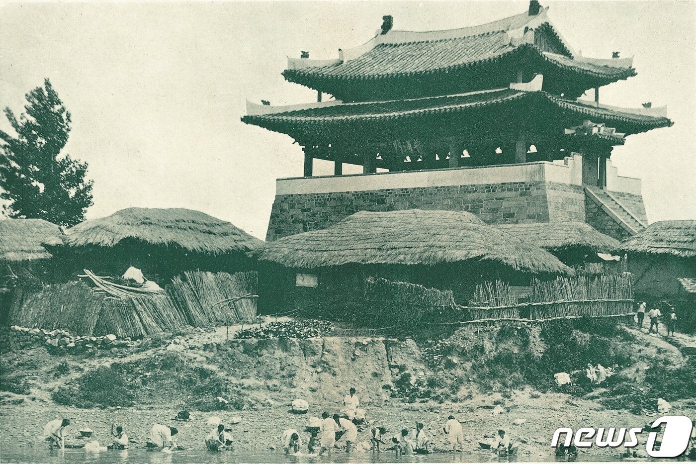 본문 이미지 - 일제강점기 때 촬영된 평양 보통문과 주변 풍경. 보통강에서 빨리하는 주민들의 모습이 인상적이다. (미디어한국학 제공) 2020.10.31.ⓒ 뉴스1