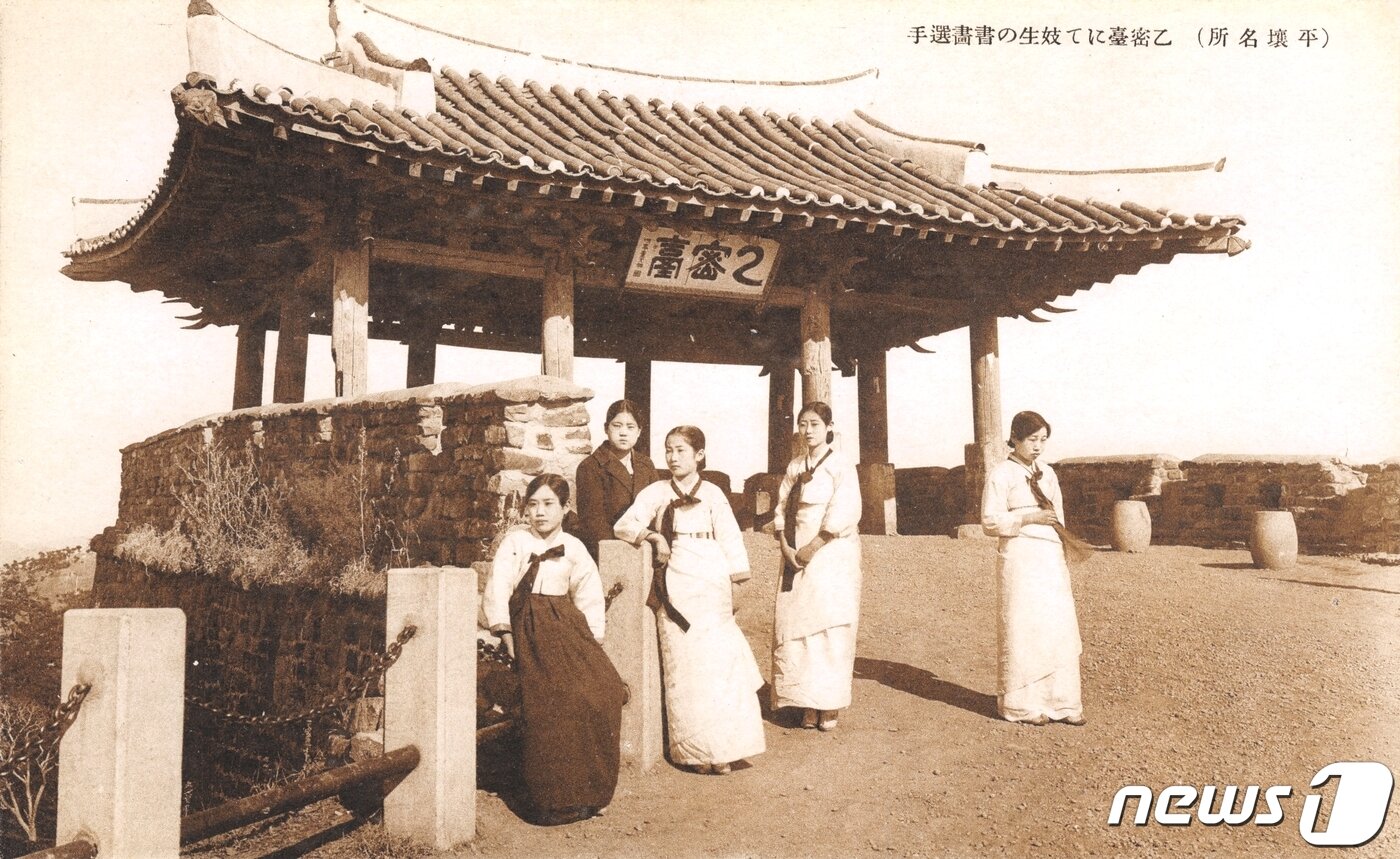 본문 이미지 - 일제강점기 때 평양기생들이 평양 모란봉 을밀대 앞에서 촬영하고 있다. (미디어한국학 제공) 2020.10.31.ⓒ 뉴스1