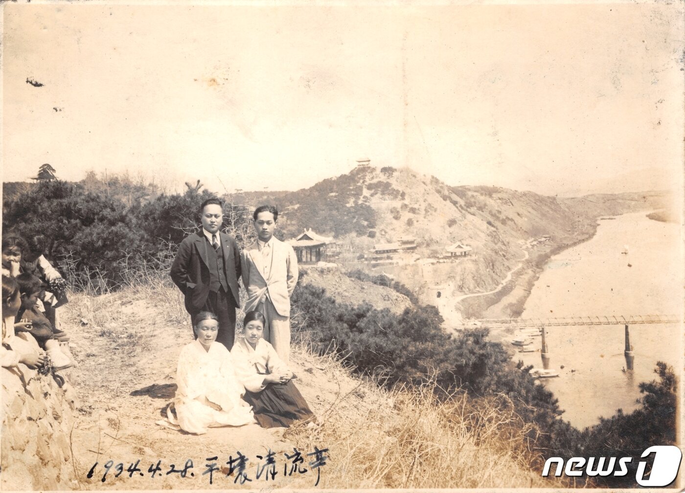 본문 이미지 - 일제강점기 때인 1934년 봄 평양의 한 가족이 모란봉에 올라 사진 촬영을 하고 있다. 바로 뒤쪽으로 보이는 건물이 청류정이고, 그 뒤로 영명사와 부벽루가 보이고, 정상에 서 있는 최승대가 멀리 보인다. (미디어한국학 제공) 2020.10.31.ⓒ 뉴스1