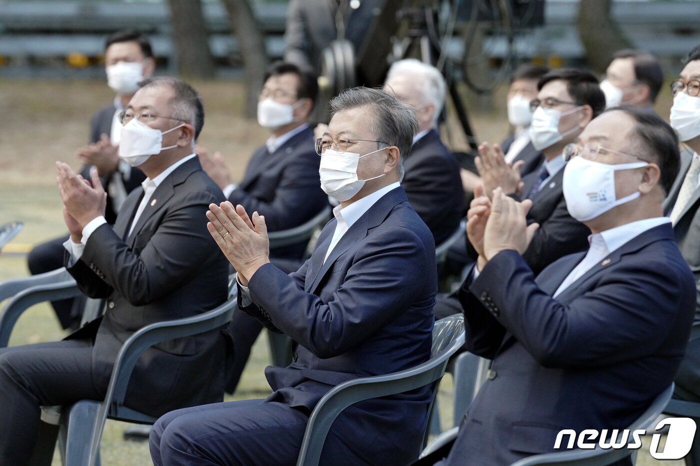 본문 이미지 - 문재인 대통령이 30일 한국판뉴딜 7번째 현장으로 현대자동차 울산공장을 방문, '친환경 이동수단, 깨끗하고 안전하게'라는 주제로 열린 미래차 전략 토크쇼에서 박수치고 있다. 오른쪽부터 홍남기 경제부총리 겸 기획재정부 장관, 문 대통령, 정의선 현대차그룹 회장. 2020.10.30/뉴스1 ⓒ News1 유승관 기자