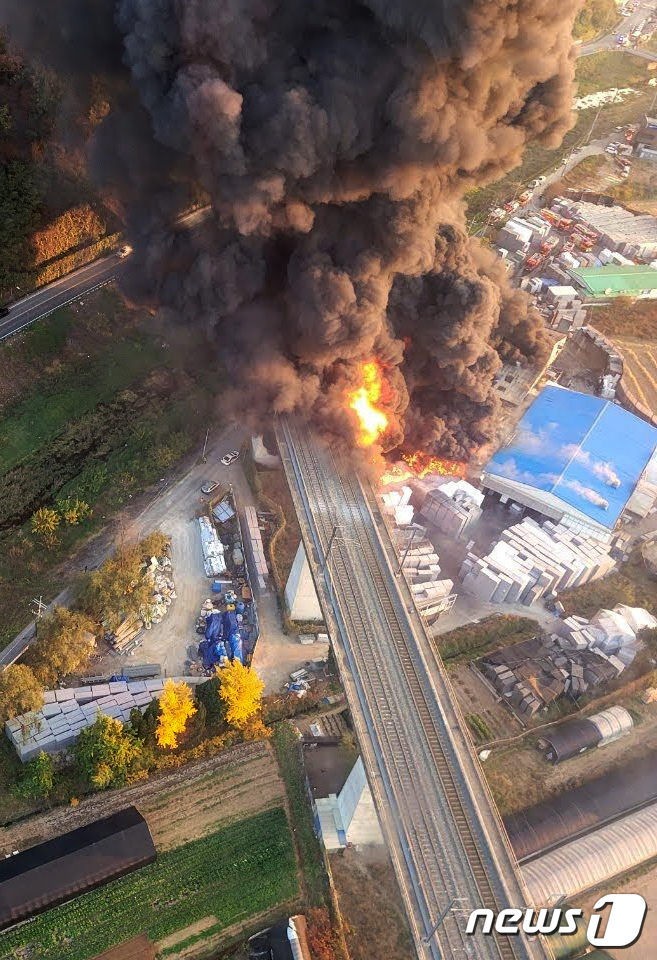 (안산=뉴스1) = 30일 오후 경기도 안산시 상록구 소재 건축용 단열재 제조공장에서 화재가 발생해 검은 연기가 솟아오르고 있다.이 화재로 인명피해는 없으며 소방당국은 대응1단계를 …