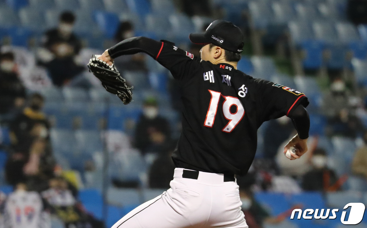 (대전=뉴스1) 김기태 기자 = 30일 오후 대전 중구 한화생명 이글스파크에서 열린 프로야구 '2020 신한은행 SOL KBO리그' KT 위즈와 한화 이글스 경기에서 KT 선발투수 …