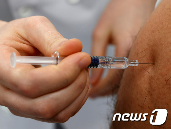 13일(현지시간) 프랑스 북부 고쥐코르에서 한 남성이 백신을 맞고 있다. © 로이터=뉴스1