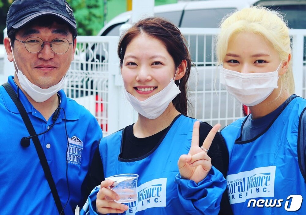 본문 이미지 - 왼쪽부터 윤성창 내추럴발란스 부사장, 공승연, 트와이스 정연. 사진 내추럴발란스 제공 ⓒ 뉴스1
