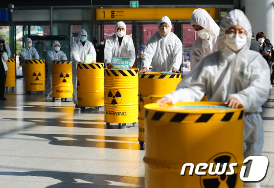 서울역에 도착한 핵폐기물 드럼통