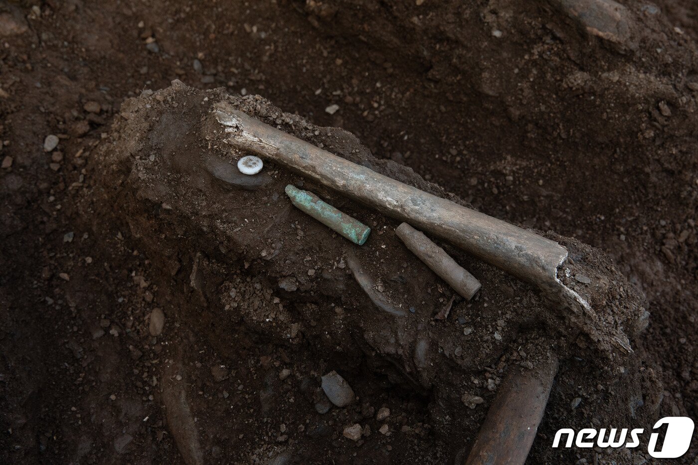 본문 이미지 - 30일 대전 골령골 한국전쟁기 민간인 학살지 발굴현장에서 유골과 함께 단추, 탄피 등이 발견됐다.&#40;한국전쟁기 민간인학살 유해발굴 공동조사단 제공&#41; ⓒ 뉴스1