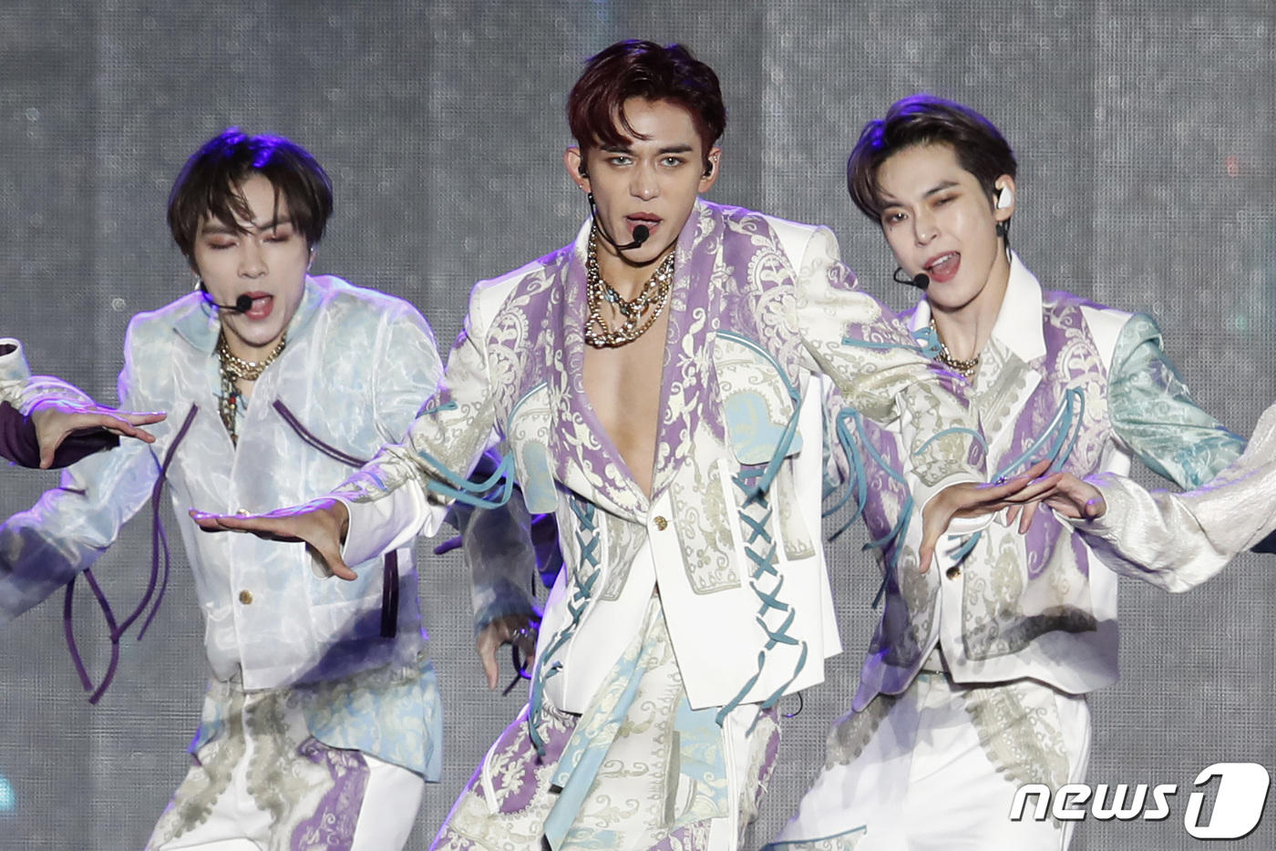 (서울=뉴스1) 권현진 기자 = NCT U 루카스(가운데)가 31일 오후 인천시 연수구 국제여객터미널에서 열린 ‘2020 코리아뮤직 드라이브 인 페스티벌(KMDF)’에 출연해 화려 …