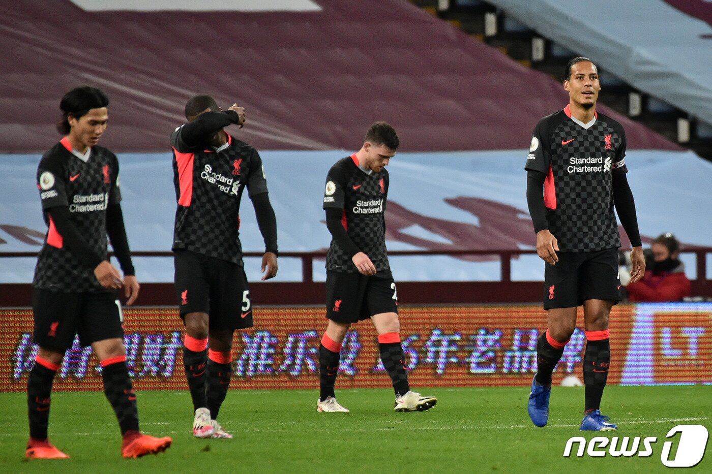 본문 이미지 - 아스톤 빌라전 7실점 이후 망연자실한 리버풀 선수단의 모습. ⓒ AFP=뉴스1