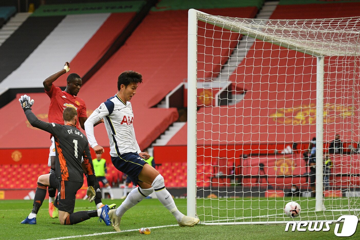 본문 이미지 - 손흥민이 5일(한국시간) 맨유 원정에서 상대 수비를 따돌린 뒤 골을 터트리고 있다. 햄스트링 부상을 털고 돌아온 손흥민은 2골1도움으로 6-1 완승을 견인했다. ⓒ AFP=뉴스1