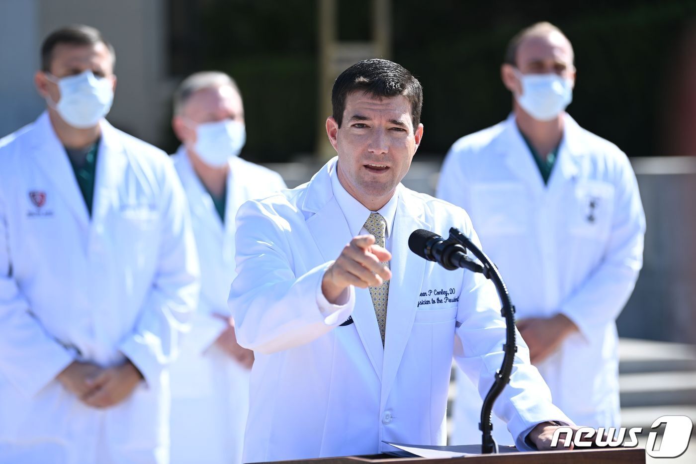 본문 이미지 - 숀 콘리 백악관 주치의가 4일(현지시간) 코로나19 확진으로 도널드 트럼프 대통령이 입원 중인 메릴랜드주 베데스다의 월터리드 군병원에서 브리핑을 갖고 "트럼프 대통령의 상태가 계속해서 좋아지고 있다＂며 빠르면 5일 퇴원도 가능할 것이라고 말하고 있다. ⓒ AFP=뉴스1 ⓒ News1 우동명 기자