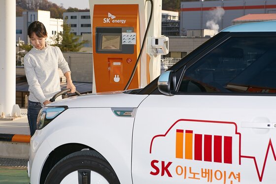 본문 이미지 - SK이노베이션 배터리가 탑재된 전기차를 충전하고 있다. ⓒ News1 ⓒ 뉴스1