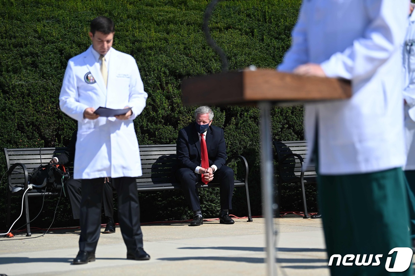 (베데스다 AFP=뉴스1) 우동명 기자 = 마크 메도스 백악관 비서실장이 4일(현지시간) 코로나19 확진으로 도널드 트럼프 대통령이 입원 중인 메릴랜드주 베데스다의 월터리드 군병원 …