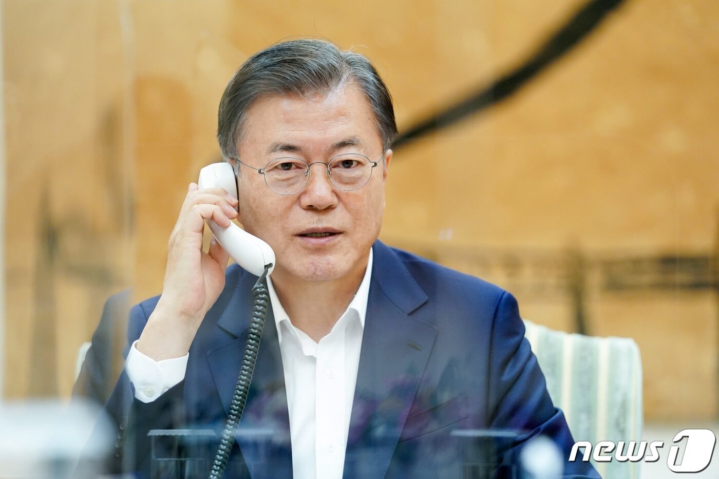 본문 이미지 - 문재인 대통령이 청와대 관저에서 전화 통화하고 있는 모습. (청와대 제공) /뉴스1DB