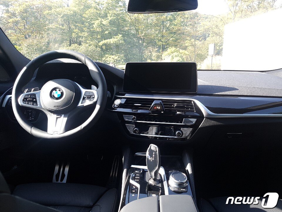 본문 이미지 - BMW 5시리즈 실내 모습ⓒ 뉴스1 김민석 기자