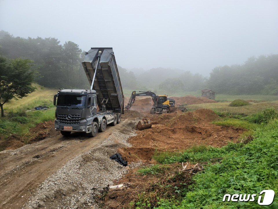 본문 이미지 - 비료 업체에서 덤프트럭을 이용해 비포장 비료를 땅에 매립하고 있는 모습.(구본환 대전시의원 제공)ⓒ 뉴스1