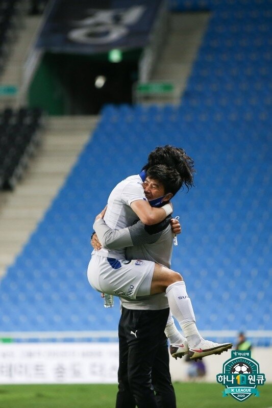 본문 이미지 - 대반전을 일군 박건하 감독은 공을 희생해준 선수들에게 돌렸다. (한국프로축구연맹 제공) ⓒ 뉴스1