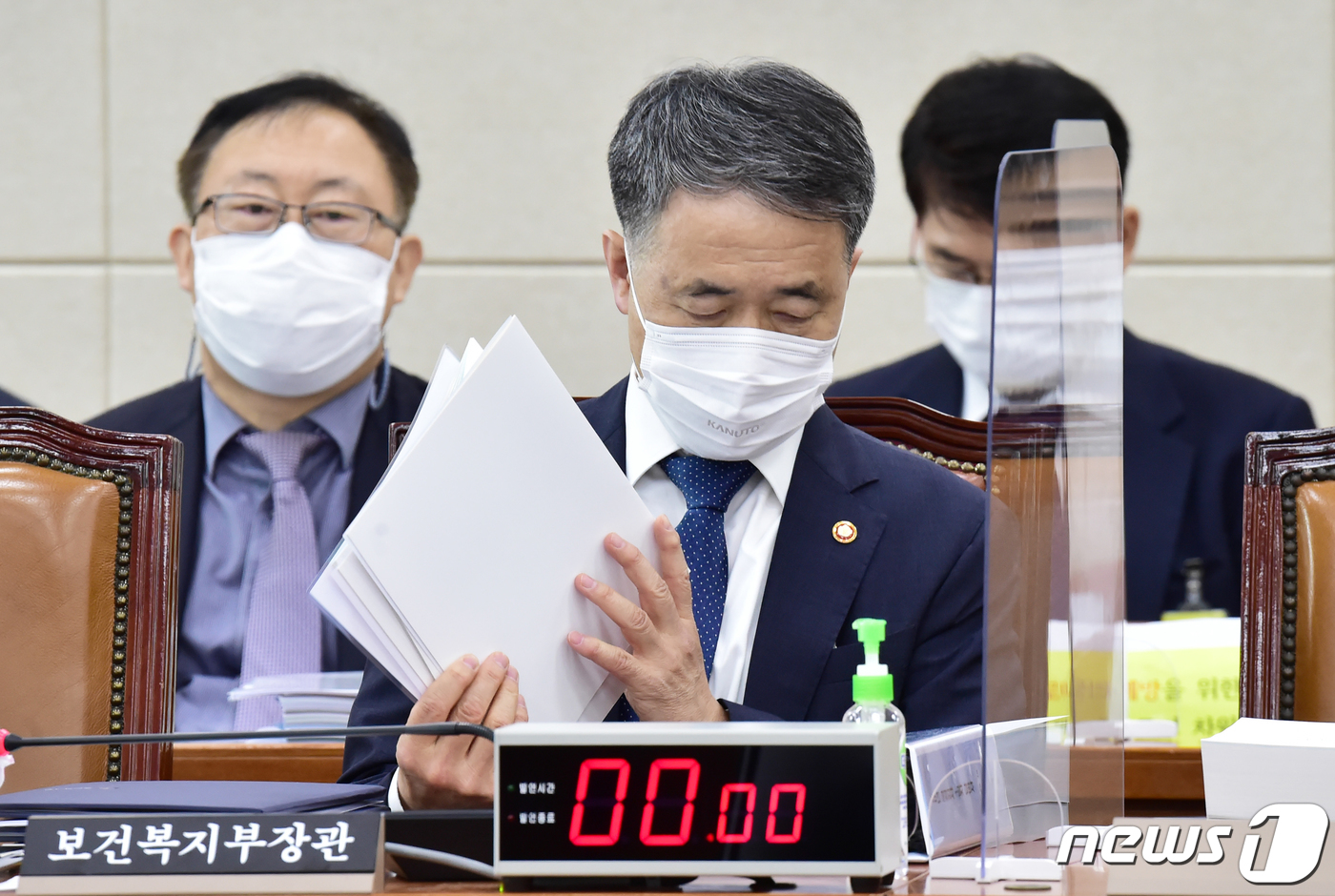 (서울=뉴스1) 성동훈 기자 = 박능후 보건복지부 장관이 7일 서울 여의도 국회에서 열린 보건복지부-질병관리청 등 국정감사에서 자료를 살피고 있다. 2020.10.7/뉴스1