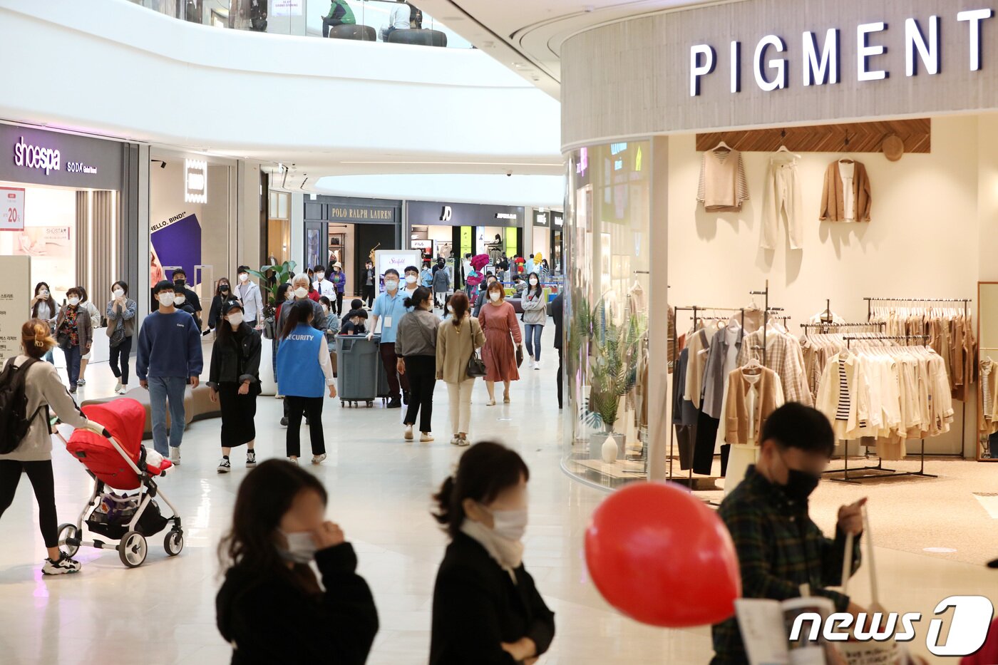 본문 이미지 - 7일 문을 연 경기도 안성시 공도읍 스타필드 안성에서 시민들이 다양한 매장을 둘러보고 있다. 2020.10.7/뉴스1 ⓒ News1 조태형 기자