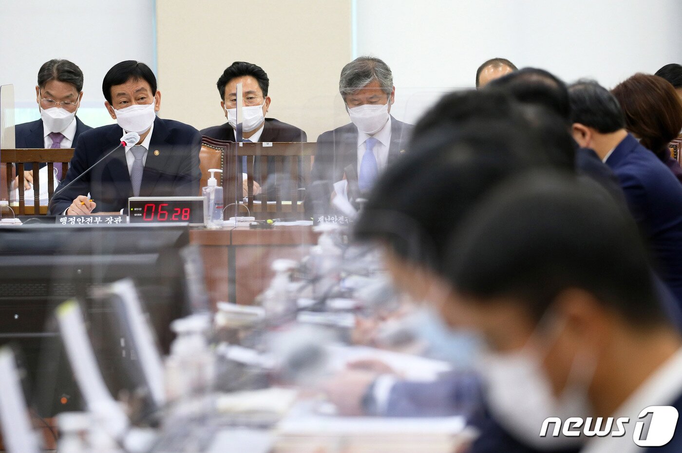 본문 이미지 - 진영 행정안전부 장관이 7일 오전 서울 여의도 국회에서 열린 행정안전위원회의 행정안전부에 대한 국정감사에서 의원의 질의에 답하고 있다. 2020.10.7/뉴스1 ⓒ News1 박세연 기자