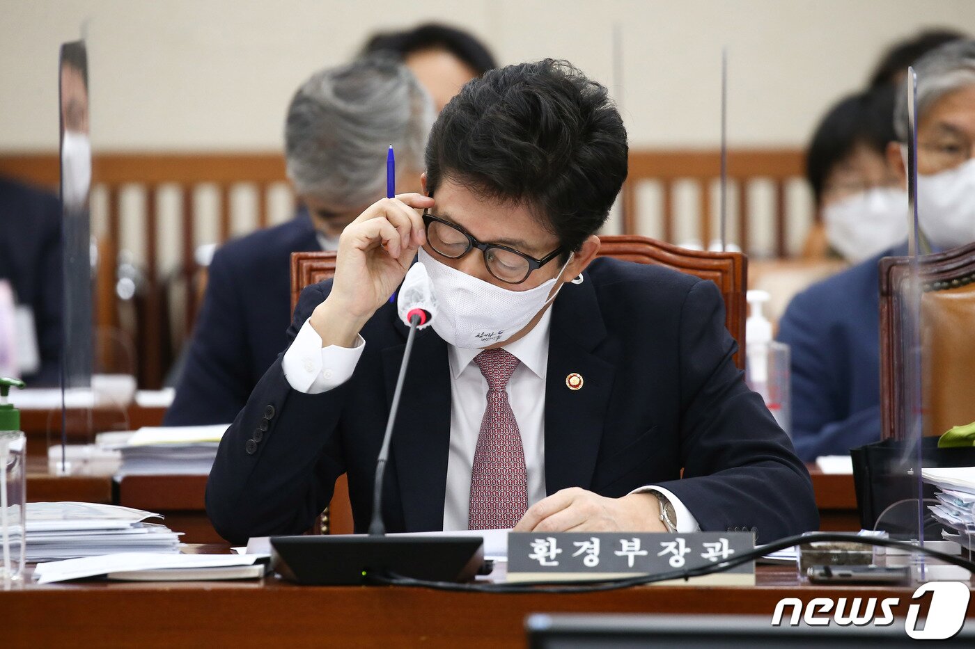 본문 이미지 - 조명래 환경부 장관이 7일 오전 서울 여의도 국회에서 열린 환경노동위원회의 환경부에 대한 국정감사에 출석해 답변 자료를 확인하고 있다. 2020.10.7/뉴스1DB