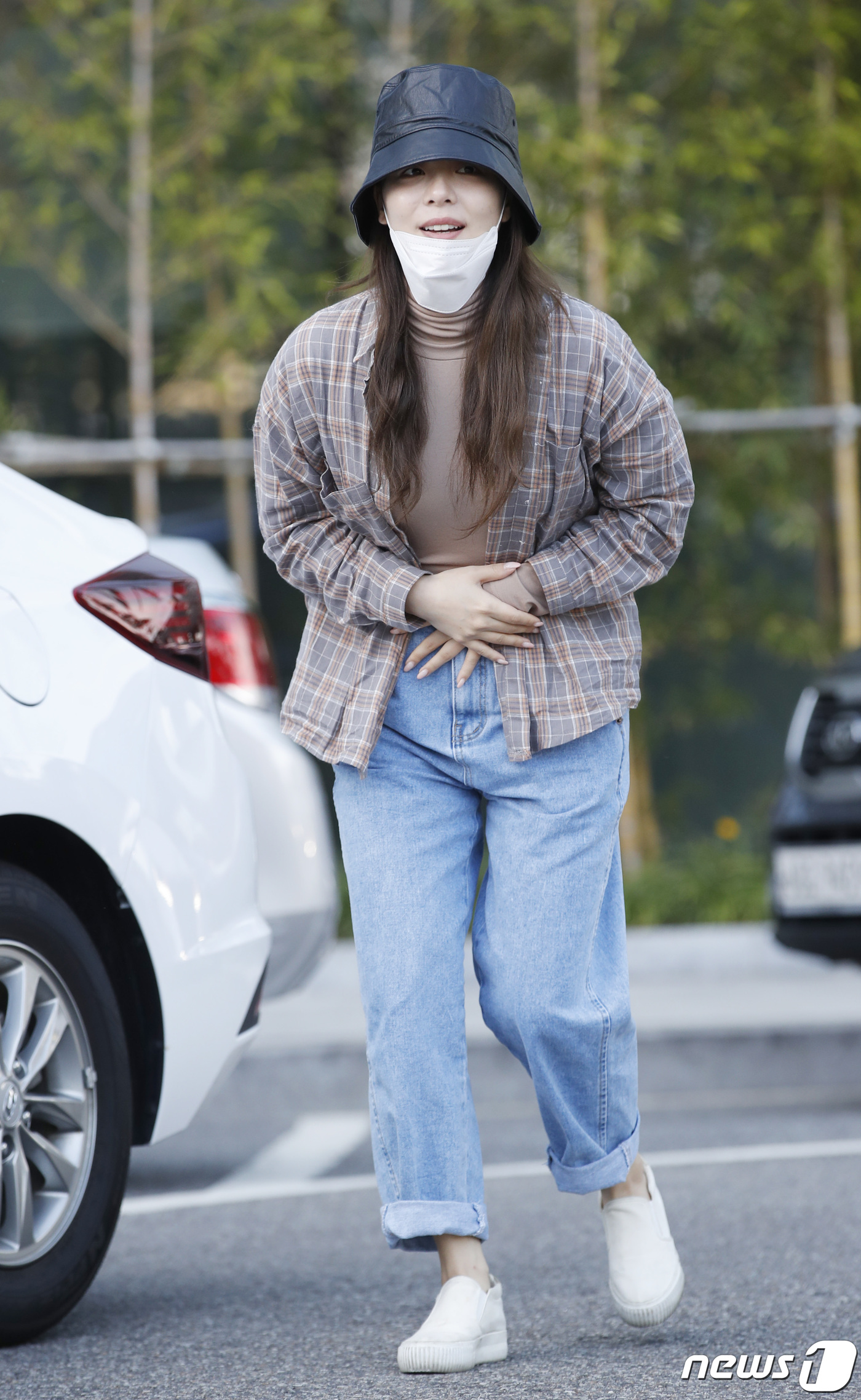 (서울=뉴스1) 권현진 기자 = 가수 에일리가 7일 오후 서울 마포구 상암동 MBC사옥에서 열린 MBC 라디오 '정오의 희망곡 김신영입니다' 참석을 위해 방송국에 들어서며 인사를 …