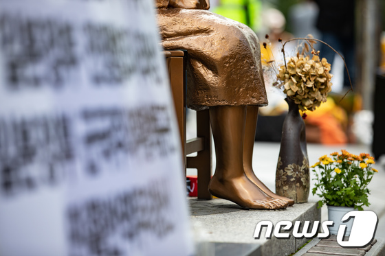 서울 종로구 옛 일본대사관 앞에서 열린 제1460차 일본군성노예제 문제해결을 위한 정기 수요시위에서 평화의소녀상에 꽃이 놓여 있다. 2020.10.7/뉴스1 © News1 이재명 기자