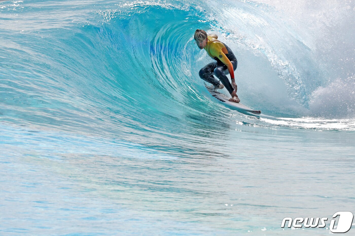 본문 이미지 - 7일 오후 경기도 시흥시 시화멀티테크로밸리 내 거북섬에 개장한 웨이브 파크에서 서퍼들이 인공 파도를 즐기고 있다. 세계 최대 규모의 인공 서핑시설인 웨이브 파크는 길이 220ｍ, 폭 240ｍ로 8초에 1회씩 최고 높이 2.4ｍ의 파도가 치며, 시간당 최대 150명까지 수용할 수 있다. ⓒ News1 조태형 기자