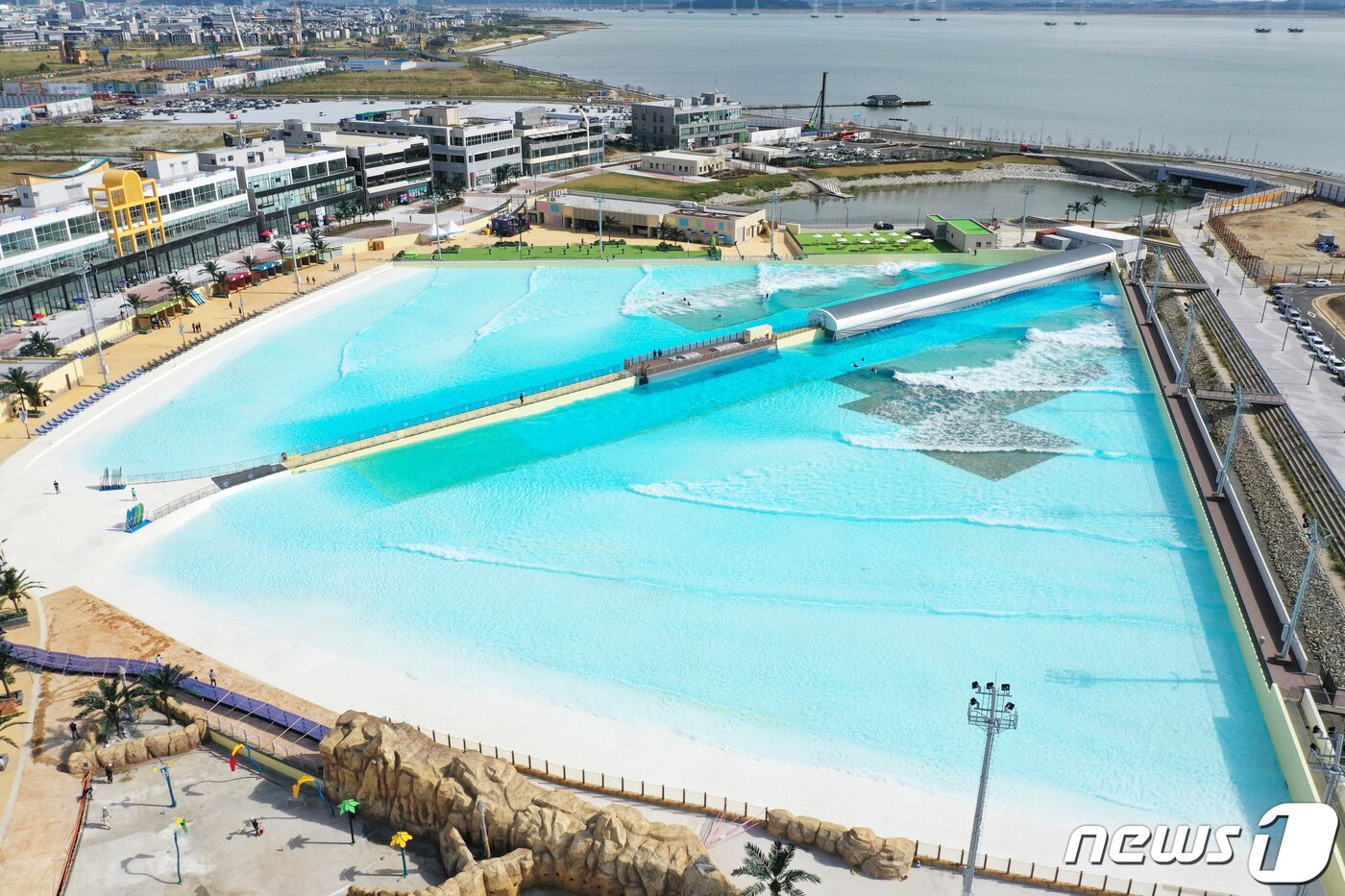 본문 이미지 - 7일 오후 경기도 시흥시 시화멀티테크로밸리 내 거북섬에 개장한 웨이브 파크  News1 조태형 기자