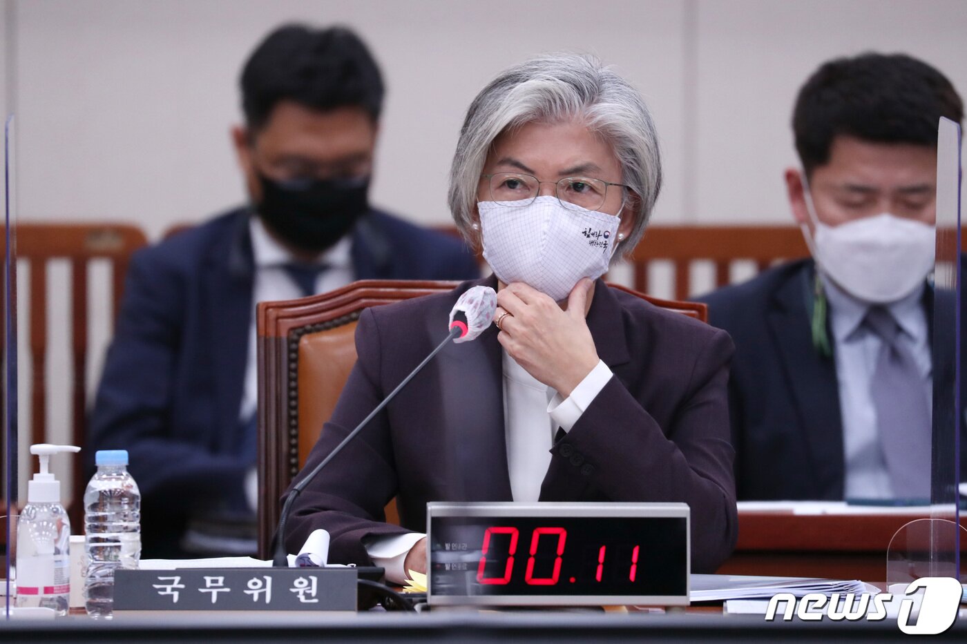 본문 이미지 - 강경화 외교부 장관이 7일 서울 여의도 국회에서 열린 외교통일위원회의 외교부에 대한 국정감사에서 의원들의 질의를 듣고 있다. 2020.10.7/뉴스1 ⓒ News1 박세연 기자