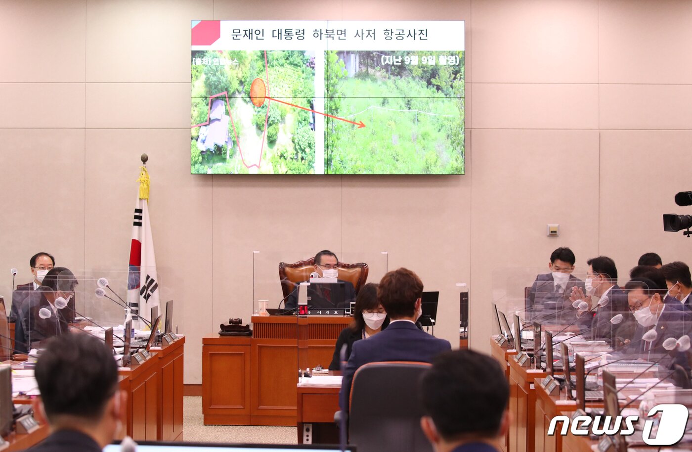 본문 이미지 - 안병길 국민의힘 의원이 7일 오후 서울 여의도 국회에서 열린 농림축산식품해양수산위원회 농림축산식품부 및 소관기관 국정감사에서김현수 농림수산식품부 장관에게 문재인 대통령의 경남 양산시 매곡동 사저 부지 관련 질의를 하고 있다. 2020.10.7뉴스1 ⓒ News1 성동훈 기자
