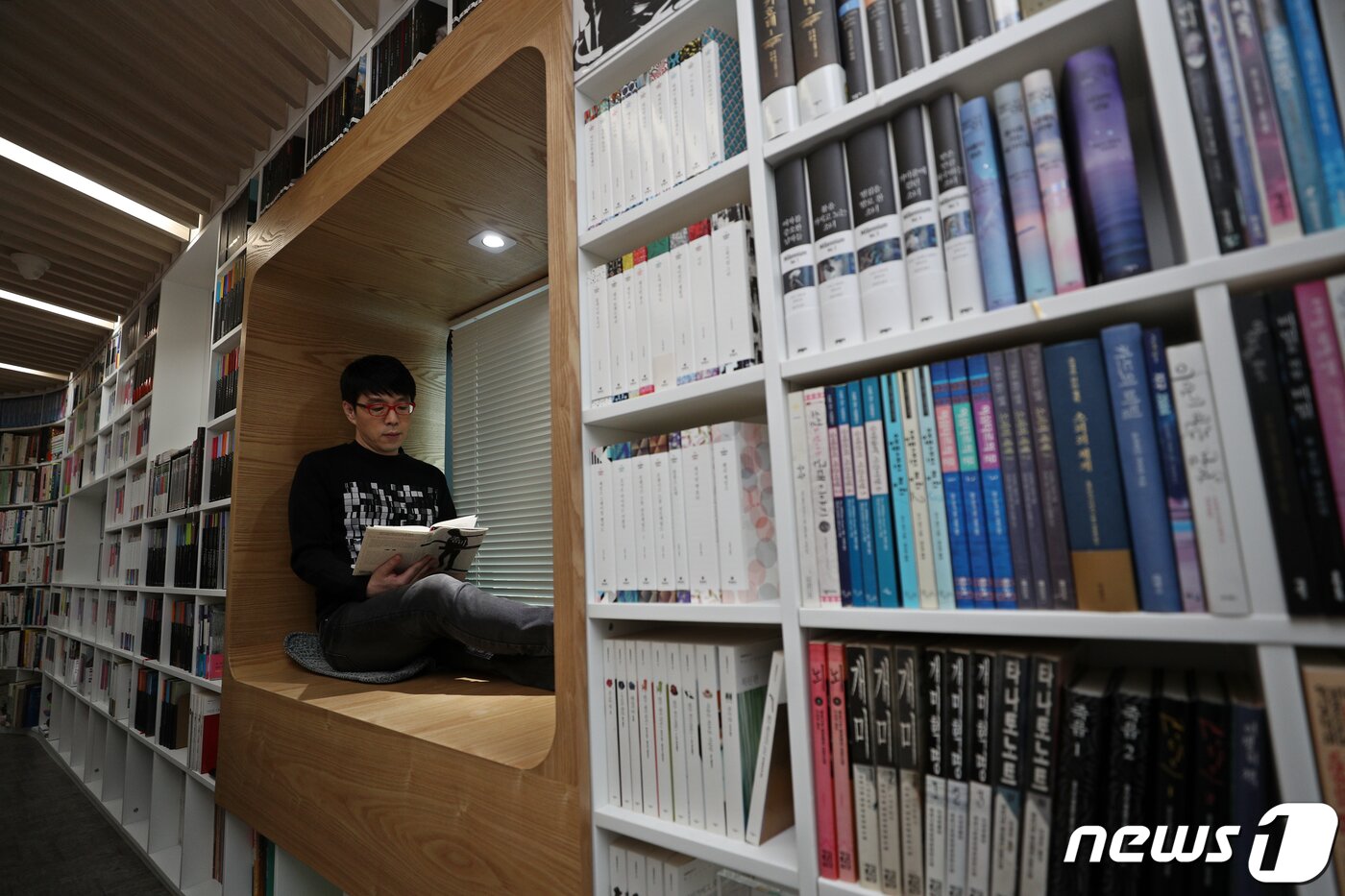 본문 이미지 - 결국 이동진이 이 책을 통해 말하고자 한 건 물건이든, 사람이든 이야기로 남는다는 점이다. /뉴스1 ⓒ News1 황기선 기자