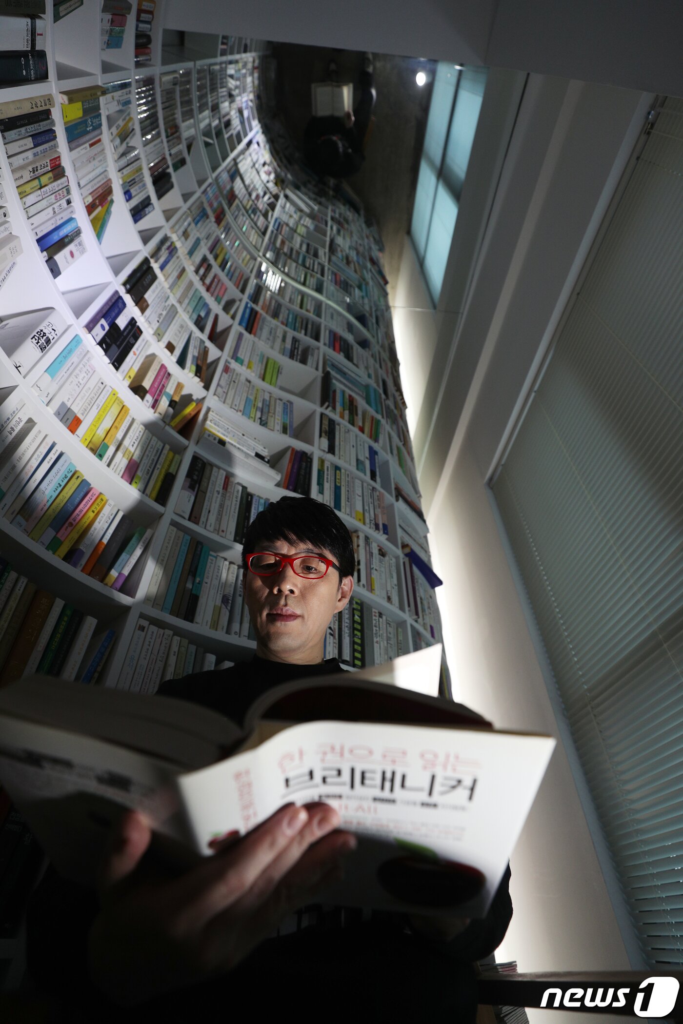 본문 이미지 - 출판사 위즈덤하우스에서 출간된 '파이아키아, 이야기가 남았다'에는 이동진의 수집품, 수집품에 담긴 이야기, 이를 보관하는 파이아키아에 대한 이야기, 그리고 사진이 담겼다./뉴스1 ⓒ News1 황기선 기자