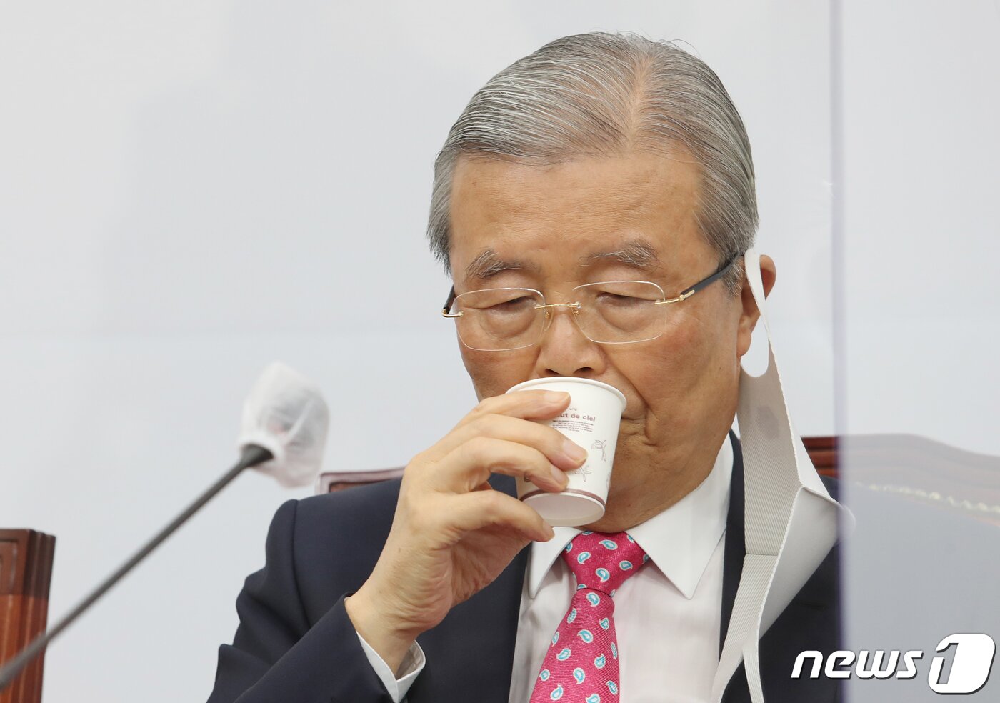 본문 이미지 - 김종인 국민의힘 비대위원장이 8일 오전 서울 여의도 국회에서 열린 비상대책위원회에서 물을 마시고 있다. 2020.10.8/뉴스1 ⓒ News1 성동훈 기자