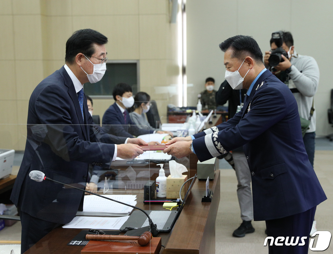 (서울=뉴스1) 신웅수 기자 = 원인철 합동참모본부 의장(오른쪽)이 8일 오전 서울 용산구 합동참모본부에서 열린 국회 국방위원회의 합동참모본부에 대한 국정감사에서 민홍철 위원장에게 …