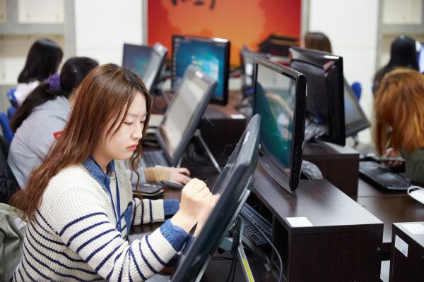 본문 이미지 - 청강대 만화콘텐츠스쿨 씬티크 실습실 풍경 ⓒ 뉴스1