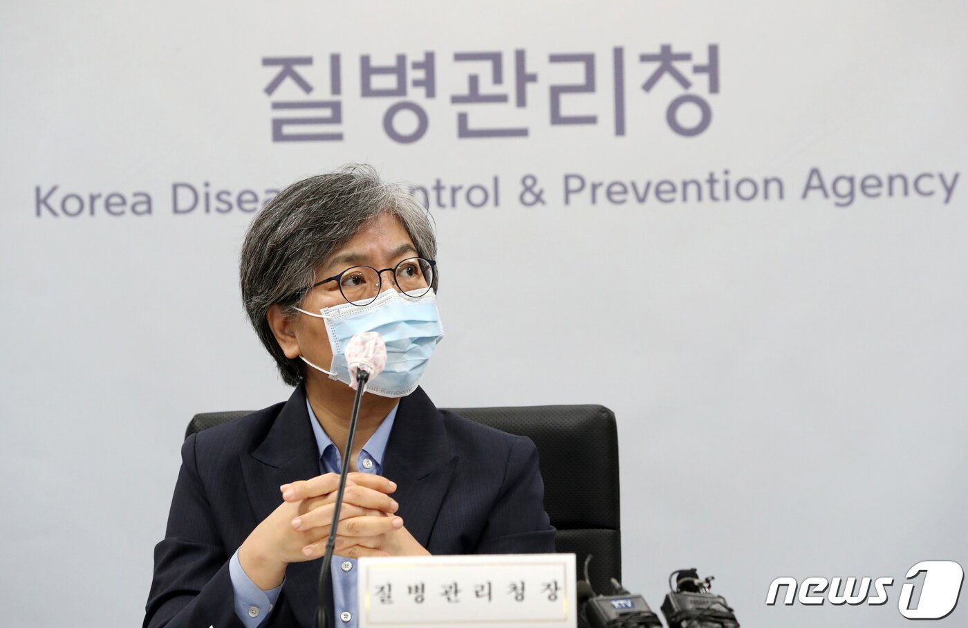 본문 이미지 - 정은경 질병관리청장이 8일 오전 충북 청주시 흥덕구 질병관리청에서 열린 국회 보건복지위원회의 보건복지부, 질병관리청 등에 대한 영상 국정감사에서 의원들의 질문을 듣고 있다. 2020.10.8/뉴스1 ⓒ News1 김용빈 기자
