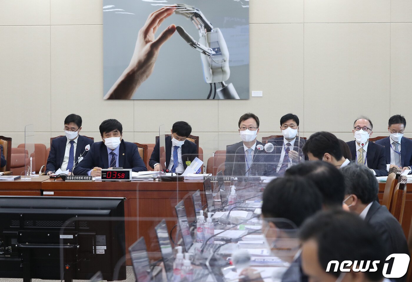 본문 이미지 - 한상혁 방송통신위원장이 8일 오전 서울 여의도 국회에서 열린 과학기술정보방송통신위원회의 방통위에 대한 국정감사에 출석해 의원 질의에 답하고 있다. 오른쪽은 강상현 방송통신심의위원회 위원장. 2020.10.8/뉴스1 ⓒ News1 박세연 기자