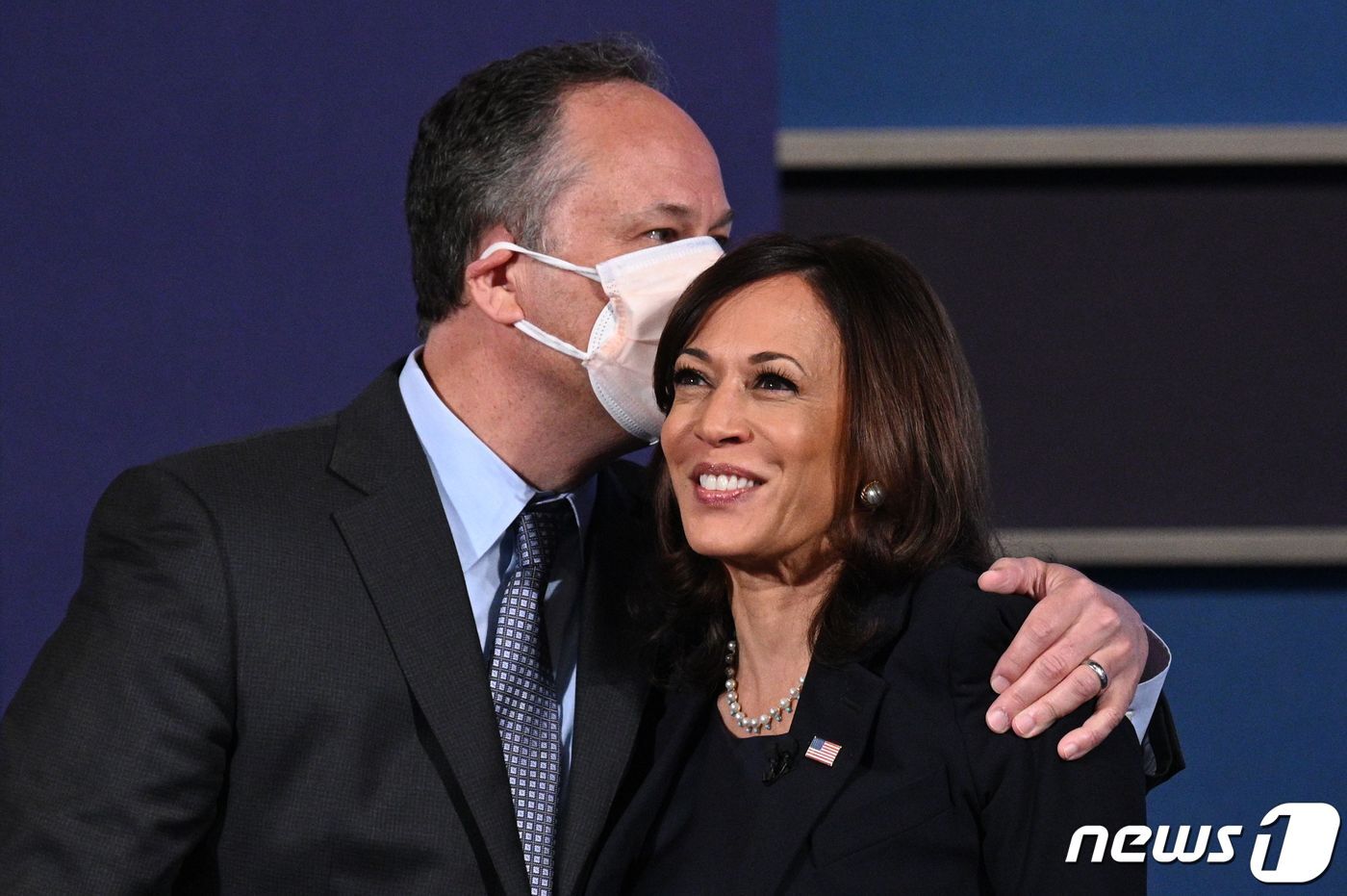 본문 이미지 - 카멀라 해리스 미국 민주당 부통령 당선자의 머리에 입을 맞추는 엠호프. ⓒ AFP=뉴스1 ⓒ News1 우동명 기자