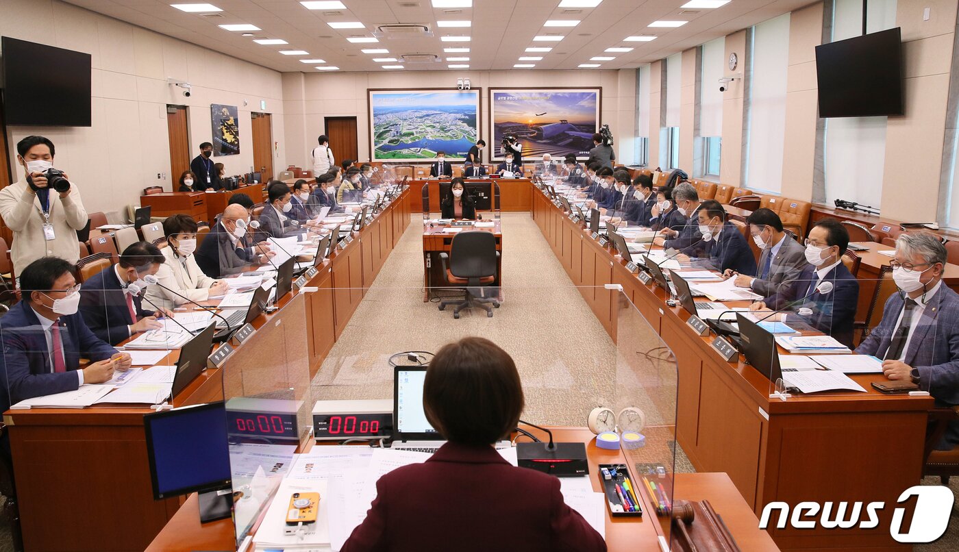 본문 이미지 - 진선미 국토교통위원회 위원장이 8일 오전 서울 여의도 국회에서 열린 한국토지주택공사 주택관리공사 등에 대한 국정감사를 주재하고 있다. 2020.10.8/뉴스1 ⓒ News1 성동훈 기자